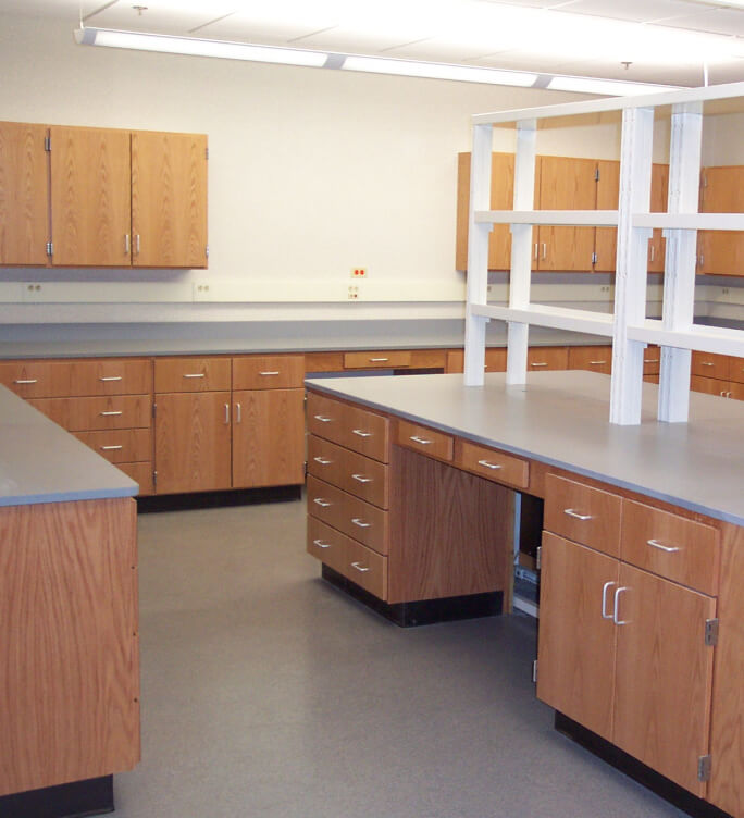 flexible-furniture-solutions-for-evolving-lab-work-img