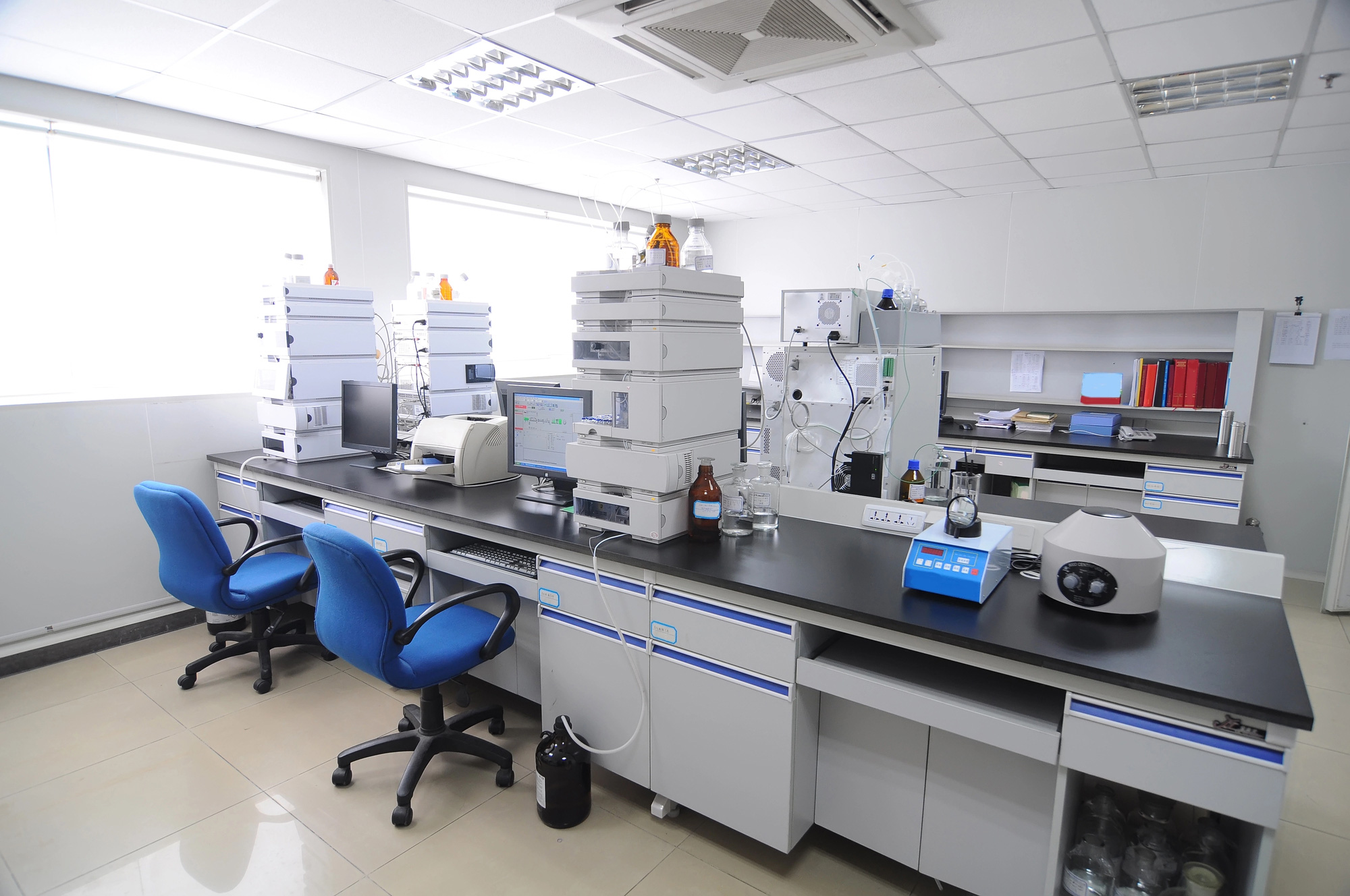 Pros And Cons Of Phenolic Resin Countertops For Your Lab